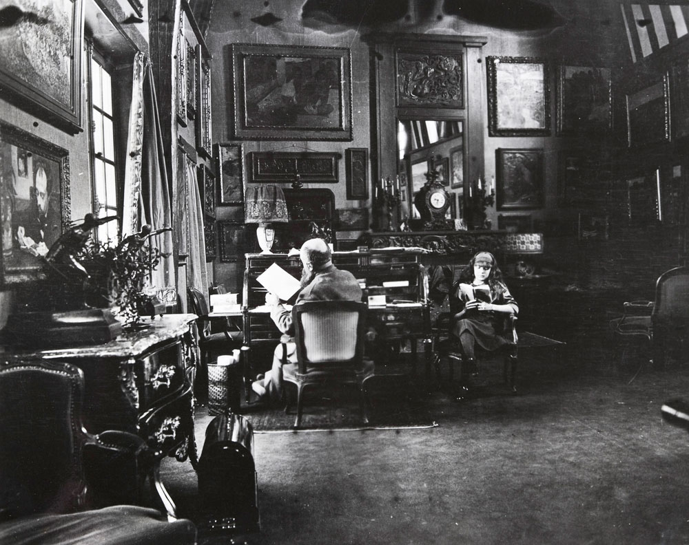 Gustave Fayet et sa fille Yseult, dans la bibliothèque du Château d’Igny