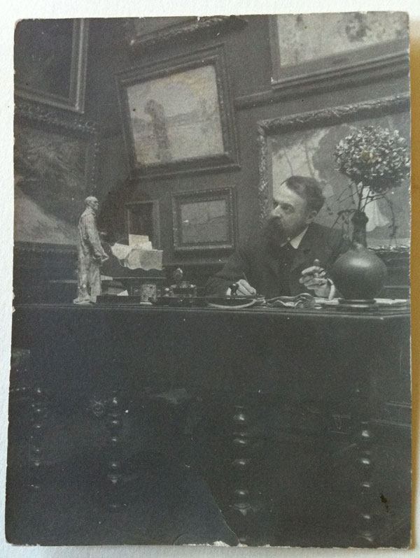 Gustave Fayet - Site Officiel - Photo assis à son bureau